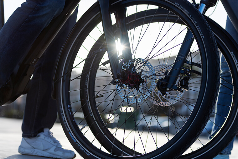 Zwei Winora E-Bike Vorderreifen mit Sonne im Hintergrund
